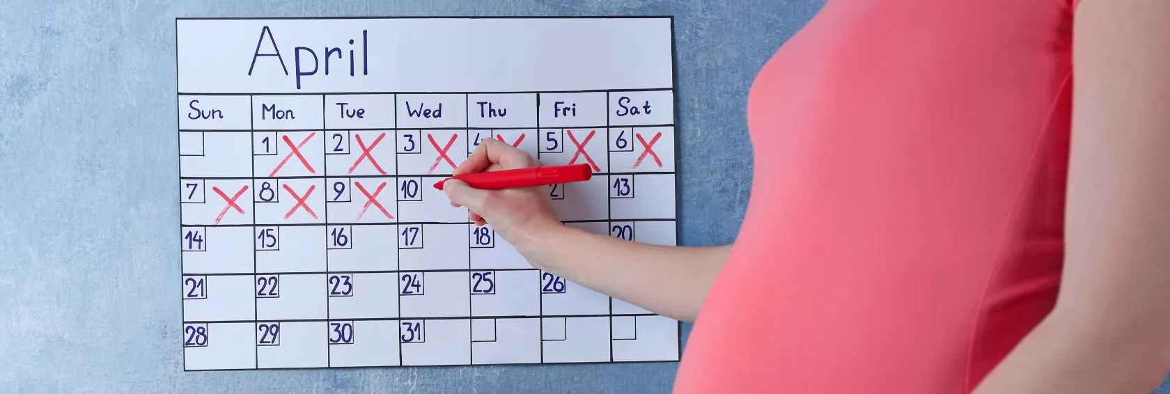 कैलेंडर के साथ गर्भवती महिला